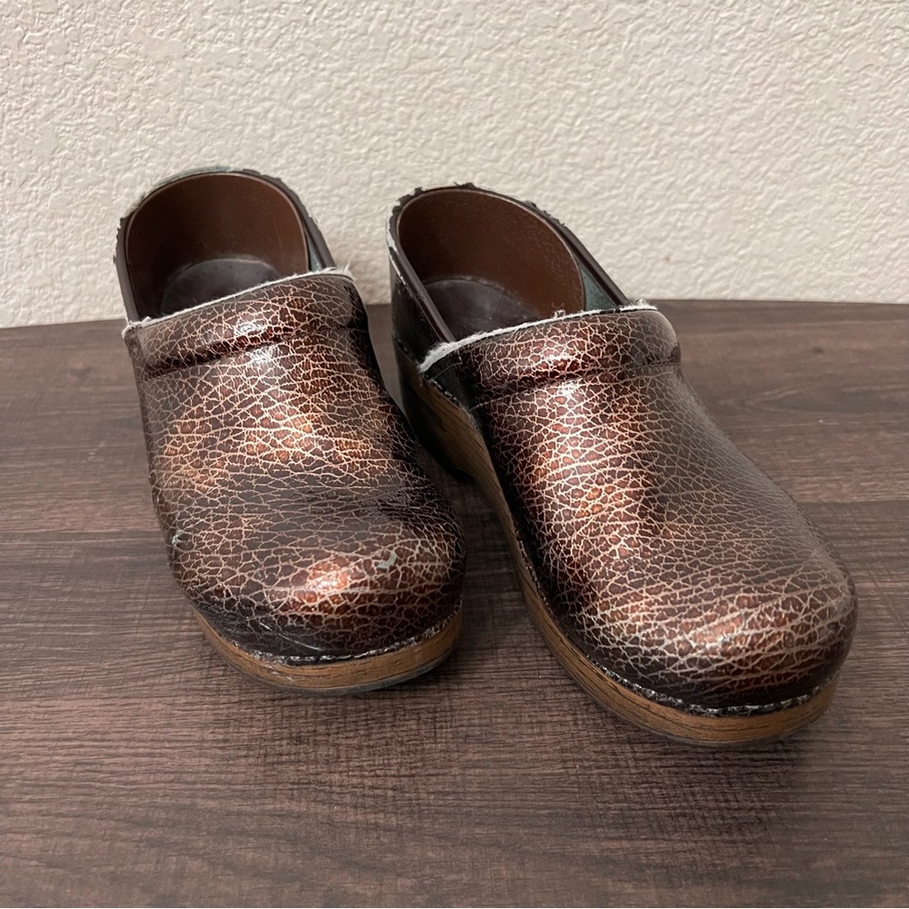 Dansko professional brown texture patent clogs size 38